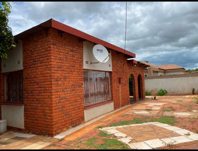 3 BEDROOM HOUSE FOR SALE IN MAHWELERENG